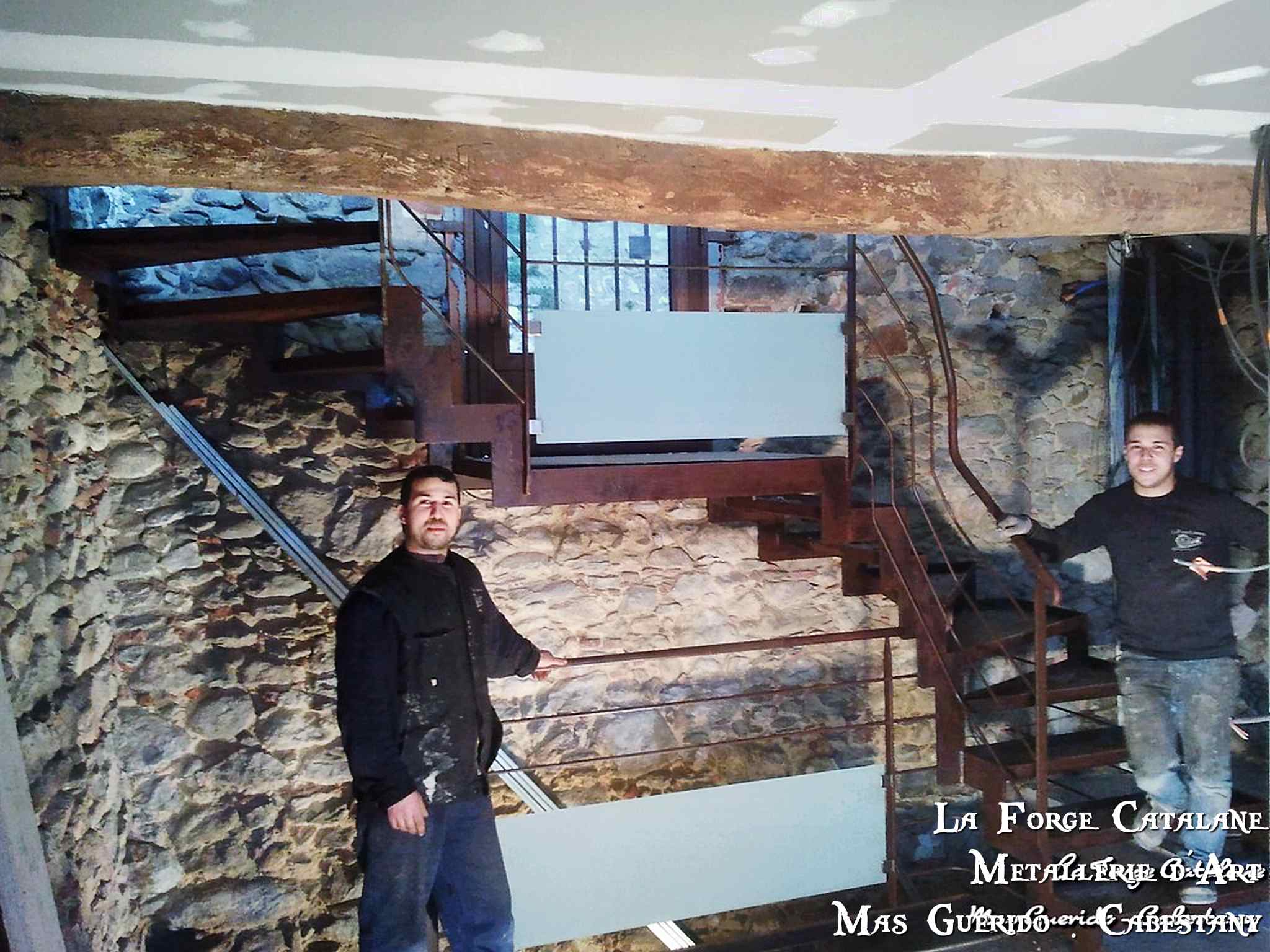 Mise en place un escalier realise sur site avec debillardage a chaud forge catalane.jpg